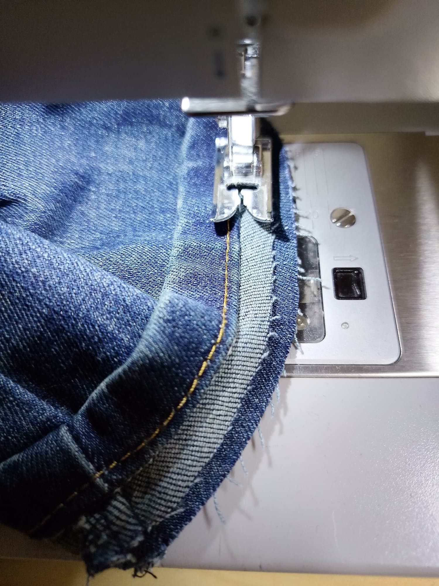 Ruedo de jean con dobladillo original